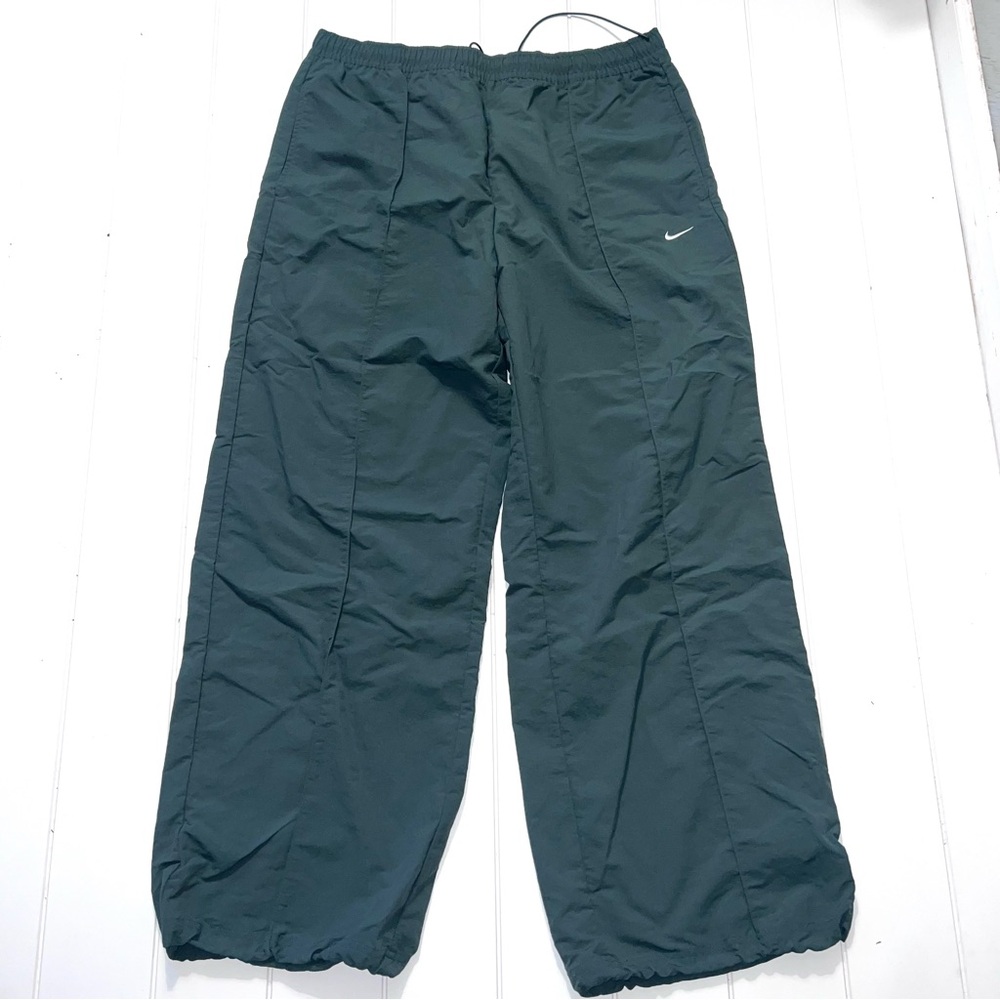 NIKE Sportswear Everything Woven Track Pants Mid-Rise OpenHem Joggers Wind Green